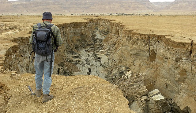 640px-Dead_Sea_Coastal_Erosion_March_2012